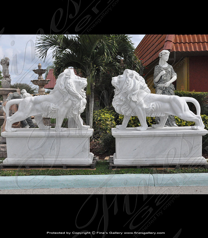 A pair of very finely carved marble lions